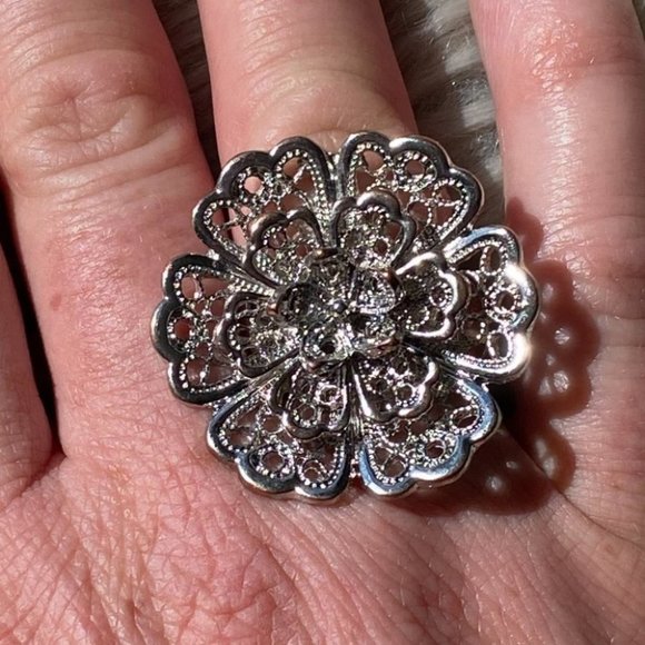 🟣 (2/$12) Fun silver stretch flower ring - One Size - Picture 4 of 13
